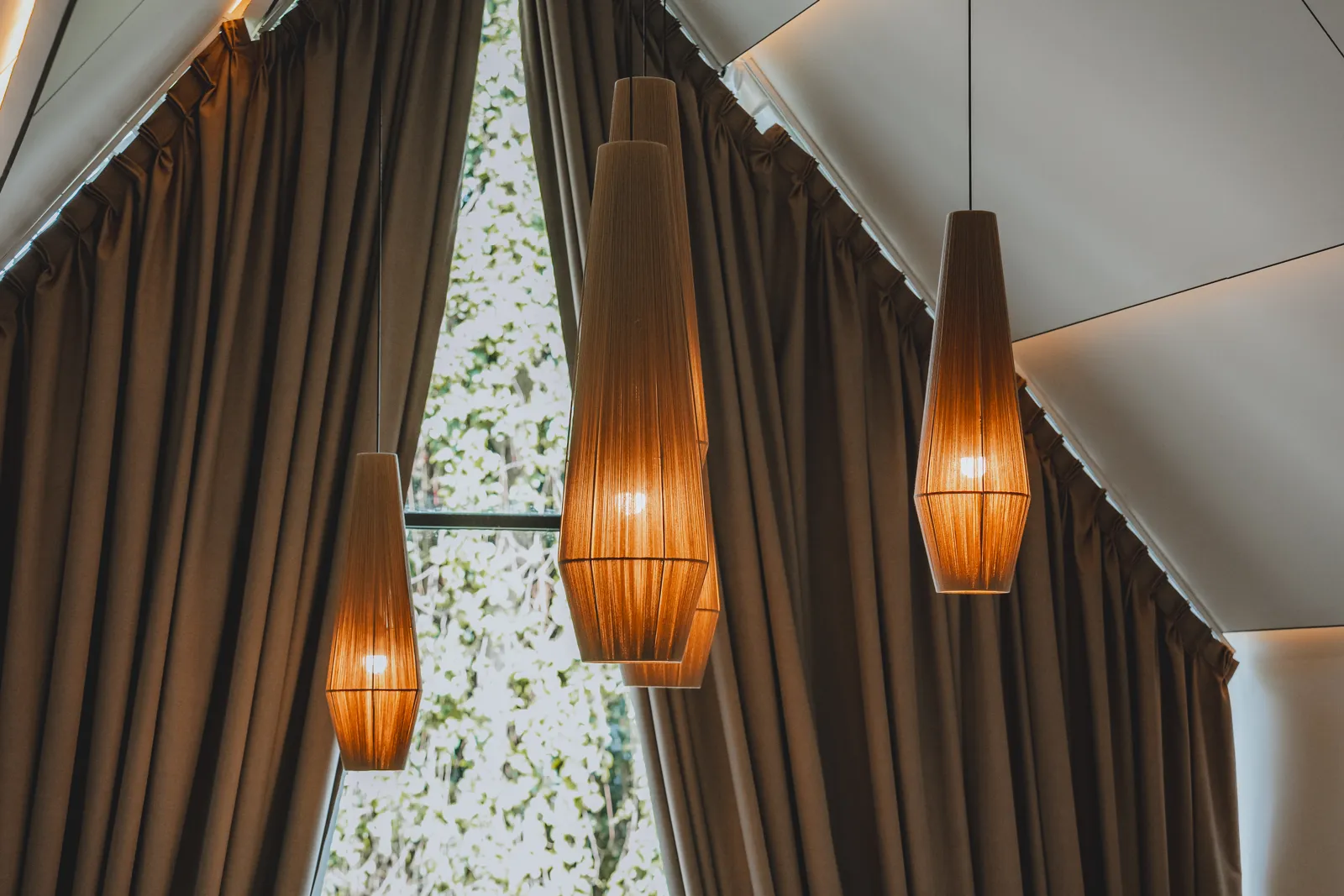 Подвесные светильники у окна