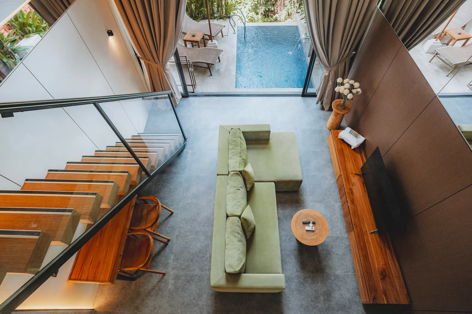 MoonRock Villas — вид с галереи: гостиная и бассейн